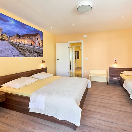 Apartments Komazin Хвар Экстерьер фото